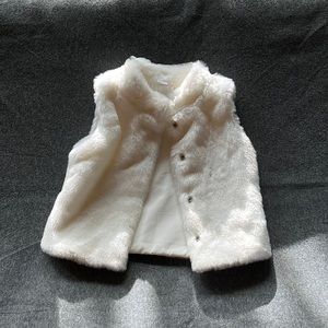 🖤Carters size 5 youth faux fur vest🖤